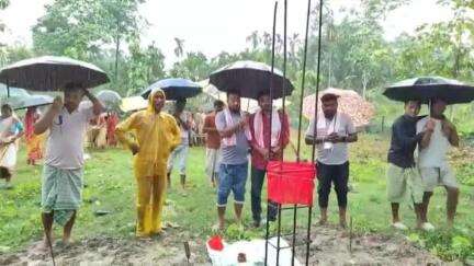 বিজনী ভাগ: ১ নং দৈলংঝাৰত মডেল অংগনবাদী কেন্দ্ৰৰ নিৰ্মাণৰ শুভাৰম্ভ ,উপস্থিত মানস মণ্ডল বিজেপিৰ সভাপতি বিপুল সৰকাৰ