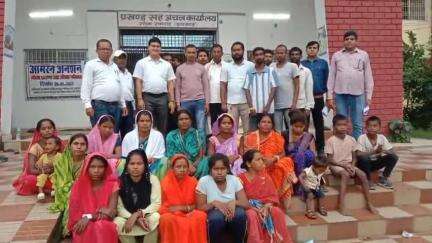 गोला: अंचल कार्यालय में सीओ द्वारा आश्वासन मिलने के बाद आदिवासी परिवार ने तीसरे दिन आमरण अनशन समाप्त किया