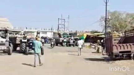 आष्टा: आष्टा मंडी में गेहूं की रिकॉर्ड आवक, कन्नोद मार्ग पर वाहनों की लंबी कतार से यातायात प्रभावित