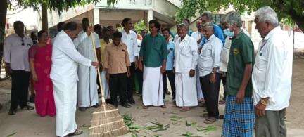 கலசபாக்கம்: அரசு மகளிர் மேல்நிலைப் பள்ளியில் சட்டமன்ற உறுப்பினர் பள்ளிகள் திறக்க உள்ள நிலையில் தூய்மைப் பணிகளை மேற்கொண்டார்