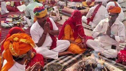 निवाई: दतवास क्षेत्र के बड़ागांव में मूर्ति प्राण प्रतिष्ठा महोत्सव के तहत यज्ञ में दी गईं आहुतियां