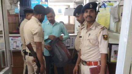 जगदीशपुर: भागलपुर पुलिस ने विधि व्यवस्था बनाए रखने के लिए विभिन्न व्यवसायिक संस्थानों का किया निरीक्षण