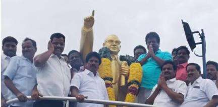 செங்கம்: பேருந்து நிலையம் முன்பு செங்கம் பகுதியில் அரசு கலை மற்றும் அறிவியல் கல்லூரியை முதல்வர் அறிவித்ததை தொடர்ந்து mla கிரி பொதுமக்களுக்கு இனிப்பு வழங்கினார்