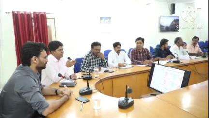नीमच: नीमच कलेक्ट्रेट में कलेक्टर ने जल गंगा संवर्धन अभियान की प्रगति की समीक्षा की