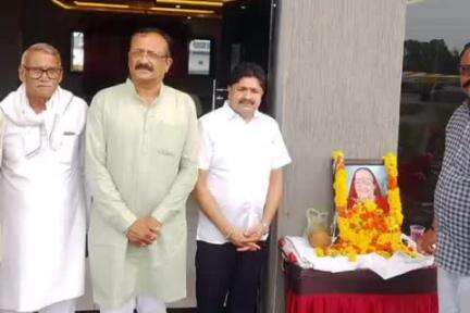गाडरवारा: गाडरवारा नगर अध्यक्ष जिनेश जैन ने ग्राम पंचायत खेरुआ पहुंचकर शोक संवेदना व्यक्त की