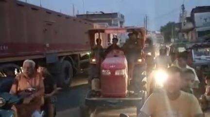 मांझी: मांझी थाना बाजार में बोलेरो और ट्रक की टक्कर, बाल-बाल बचीं उपमुख पार्षद, घंटों लगा जाम