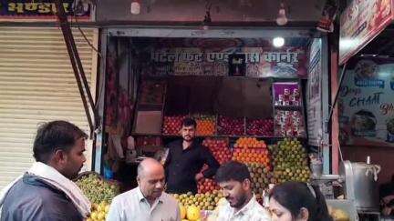 दमोह: खाद्य विभाग ने बस स्टैंड पर फ्रूट जूस विक्रेताओं की दुकानों का निरीक्षण किया, जूस के नमूने लिए