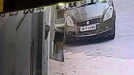सहारनपुर: सपा नेता दिलशाद लाड्डू की कोठी से चोरी, चोर ने CCTV कैमरा उखाड़ा, दूसरी कैमरे में कैद हुई वारदात