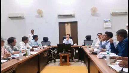 खंडवा नगर: खंडवा कलेक्टर ने कृषि विभाग के अधिकारियों के साथ कलेक्ट्रेट में की बैठक