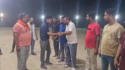 बिसवां: रेउसा में आयोजित 18वें नाइट क्रिकेट टूनामेंट में ओल्डर इलेवन और मॉर्निंग इलेवन के बीच हुआ जोरदार मुकाबला