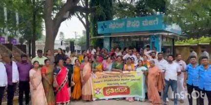 ಹಾಸನ: ಜನೌಷಧಿ ಕೇಂದ್ರ ಮುಚ್ಚುತ್ತಿರುವ ಕಾಂಗ್ರೆಸ್‌ ಸರ್ಕಾರದ ನಡೆ ಖಂಡಿಸಿ ನಗರದಲ್ಲಿ ಬಿಜೆಪಿ ಪ್ರತಿಭಟನೆ