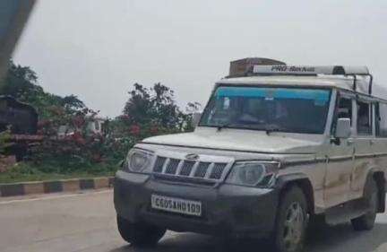 ଅନୁଗୋଳ: ଲକ୍ଷ୍ମୀଧରପୁର ଗ୍ରାମ ନିକଟରେ ଟ୍ରକ ଦୁର୍ଘଟଣାଗ୍ରସ୍ତ