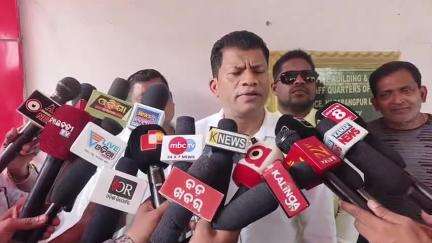 ନବରଙ୍ଗପୁର ପୋଲିସ ଷ୍ଟେସନ: ପୌରପାଳିକାରେ ବ୍ୟାପକ ଦୁର୍ନୀତି ଅଭିଯୋଗ ନେଇ ଭିଜିଲାନ୍ସ କାର୍ଯ୍ୟାଳୟରେ ଏତଲା ଦେବା ବେଳେ ମତ ଦେଲେ ପୂର୍ବତନ ସାଂସଦ ପ୍ରଦୀପ ମାଝୀ