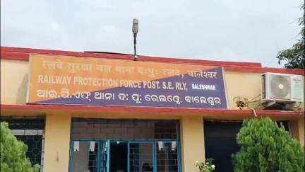 ବାଲେଶ୍ବର ମ୍ୟୁନିସିପାଲଟି: ଏକ୍ସପ୍ରେସ ଟ୍ରେନ ଉପରକୁ ପଥର ମାଡ ଘଟଣା, ବାଲେଶ୍ୱର ଆରପିଏଫ୍ ଦ୍ୱାରା ବନ୍ଧା ହେଲେ ଦୁଇ ନାବାଳକ ଓ ଜଣେ ଯୁବକ
