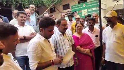 ಹಾಸನ: ನಗರಸಭೆ ಆವರಣದಲ್ಲಿ ಪ್ರತಿಭಟನಾ ನಿರತ ಪೌರಕಾರ್ಮಿಕರ ಸಮಸ್ಯೆ ಆಲಿಸಿದ ಸಂಸದ ಶ್ರೇಯಸ್ ಪಟೇಲ್