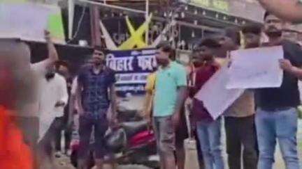 मुशहरी: गोबरसही डुमरी रोड पर जलजमाव से परेशान लोगों ने किया सड़क जाम