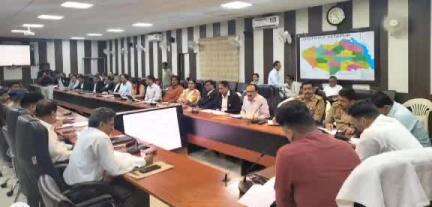 सीतापुर: कलेक्टट सभागार में कानून व्यवस्था को लेकर जिलाधिकारी एवं पुलिस अधीक्षक ने अधिकारियों के साथ की समीक्षा बैठक