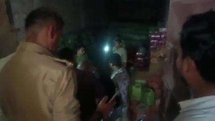 तिर्वा क्षेत्र में अवैध कोल्ड ड्रिंक का भरा हुआ एक ट्रक पकड़ा गया