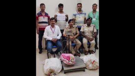 गया टाउन सीडी ब्लॉक: आरपीएफ इंस्पेक्टर और टीम ने घुघरी टांड़ मोहल्ले में छापेमारी कर चोरी की रेल संपत्ति के साथ एक को किया गिरफ्तार