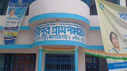 শান্তিপুর: সরকারী জমিতে মাটি ভরাট করে দখলের অভিযোগ শান্তিপুর হরিপুর অঞ্চলের জামতলা এলাকায় তৃণমূল কর্মীর বিরুদ্ধে