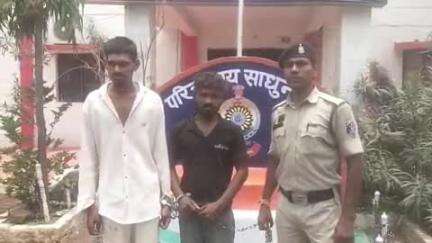 अभनपुर: अभनपुर थाना क्षेत्र से अवैध शराब का परिवहन करते 2 आरोपी हुए गिरफ्तार, 40 पांव देसी मसाला शराब बरामद