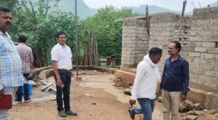ରାୟଗଡା: ମୁନିଗୁଡା ବ୍ଲକର ଶିବପଦର ଗ୍ରାମପଞ୍ଚାୟତର ବିଭିନ୍ନ ଗ୍ରାମ ଗସ୍ତ କରି ଆବାସ ଯୋଜନାର ସ୍ଥିତି ସମୀକ୍ଷା କଲେ ବିଡ଼ିଓ