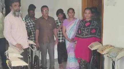 యర్రగొండపాలెం: డీలర్లకు ఈపాస్ యంత్రాలను అందజేసిన త్రిపురాంతకం ఎమ్మార్వో శ్రీనివాస్