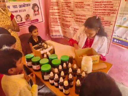 टीकमगढ़: हीरापुर गांव में नि:शुल्क स्वास्थ्य शिविर आयोजित, 73 रोगियों का स्वास्थ्य परीक्षण किया गया