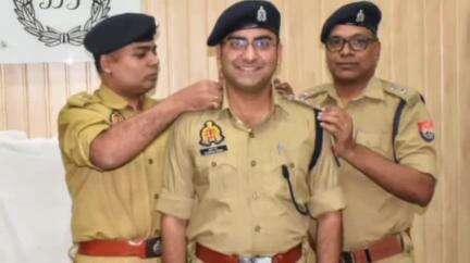 जखनिया: प्रशिक्षण पूर्ण करने के बाद एसपी गाजीपुर ने डीएसपी शुभम वर्मा को लगाया स्टार, उज्ज्वल भविष्य की दी शुभकामनाएं