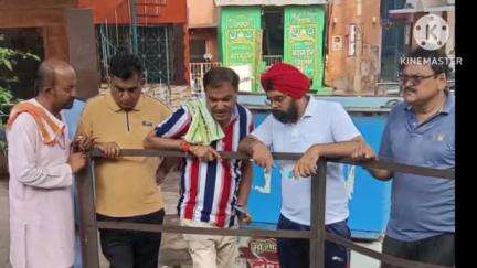 राजनांदगांव: महापौर मधुसूदन यादव और शैंकी बग्गा ने राजनादगांव दिग्विजय कॉलेज के कुएं और गांधी चौक के कुएं की सफाई का किया निरीक्षण