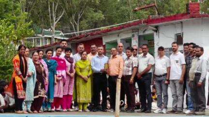 खुंडियां: गांव लाहडू के रजित राणा को सीडीएस परीक्षा उत्तीर्ण करने पर राजकीय वरिष्ठ माध्यमिक पाठशाला खुंडिया स्टाफ ने किया सम्मानित