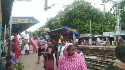 চাকদা: জামাই ষষ্ঠীর বাজার করতে ক্রেতাদের উপচে পড়া ভীড় চাকদার সিংহের হাটে
