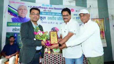 गोरौल: पीएम श्री उच्च विद्यालय गोरौल में मशाल 2024 खेल कूद प्रतियोगिता में सफल प्रतिभागियों को प्रशस्ति पत्र वितरित