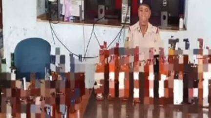 फतेहपुर: बरसौना गांव के पास पुलिस ने एक बाइक से 30 लीटर विदेशी शराब बरामद की, एक धंधेबाज गिरफ्तार