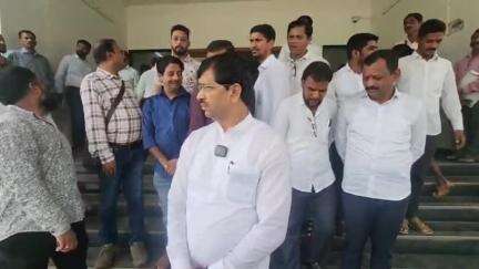 महाड: प्रशासकीय भवनात पार पडली अधिकाऱ्यांसमवेत आढावा बैठक
आमदार महेंद्र थोरवे ऍक्शन  मोड