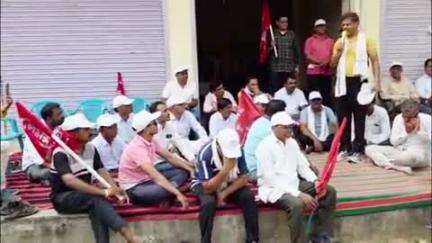 डूंगरपुर: हमें पढ़ाने दो के नारे के साथ शिक्षकों का पैदल मार्च जारी, कालावाड़ कस्बे में किया प्रवेश, नई शिक्षा नीति पर उठाए सवाल