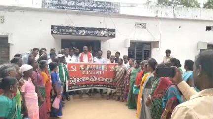 నిజామాబాద్ రూరల్: సిరికొండలో అటవీ శాఖ అధికారులు పేద రైతులపై తప్పుడు కేసులు బనాయితుండ్రు: సిపిఐ ఎంఎల్ మాస్ లైన్ నాయకులు రమేష్ ఆగ్రహం