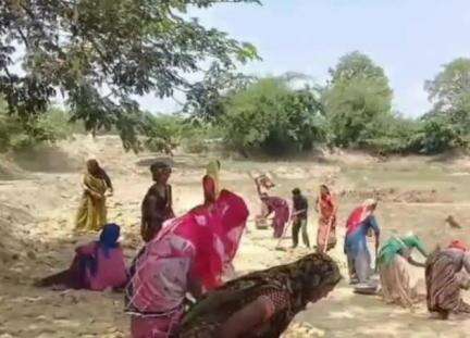 बिल्हौर: बिल्हौर में मनरेगा में फर्जी हाजिरी का खेल, 25-30 मजदूरों की जगह 80 लोगों की अटेंडेंस