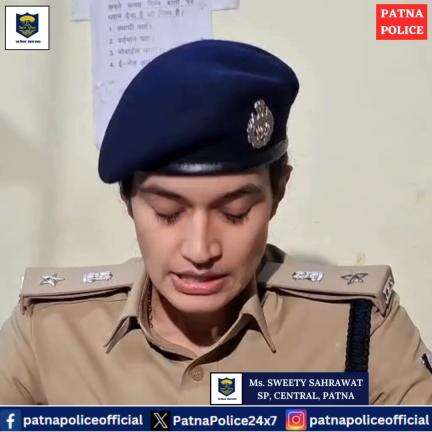 एक चाय दूकान के पास फायरिंग करता हुआ तथा दुसरा   एक घर में फायरिंग करता दोनों युवकों को गिरफ्तार कर लिया गया हैI