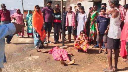 पेटरवार: संता कालोनी में बिजली के पोल से संपर्क में आने से महिला की मौत, ग्रामीणों ने बिजली विभाग से मुआवजे की मांग की