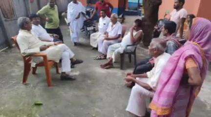 बारसोई: हरनाराई गांव पहुंचे पूर्व सांसद, सड़क दुर्घटना में मृतक के परिजनों से मिलकर जताया शोक