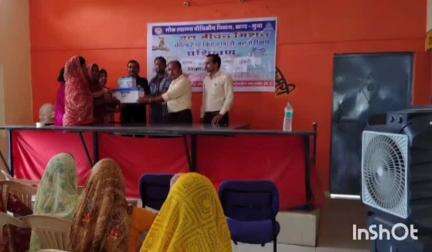 गुना: ग्राम पंचायत उमरी में लोक स्वास्थ्य यांत्रिकी विभाग ने ग्रामीणों को जल परीक्षण का प्रशिक्षण दिया