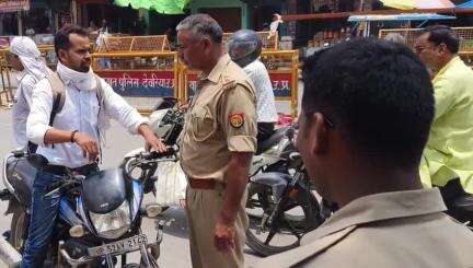 बरहज: देवरिया में यातायात पुलिस ने चलाया चेकिंग अभियान, 156 वाहनों का ई-चालान, 2 वाहन किए सीज