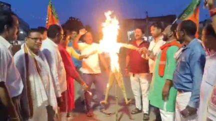 बेरमो: पीएम मोदी पर टिप्पणी से जैनामोड़ चौक में कांग्रेस जिलाध्यक्ष का पुतला दहन, गिरफ्तारी की मांग