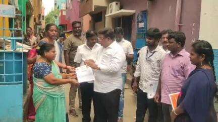 தண்டையார்பேட்டை: ராயபுரம் மேற்கு தொகுதியில் 400க்கும் மேற்பட்ட வீடுகளுக்கு இலவச பட்டா வழங்கும் படிவத்தை பொதுமக்களுக்கு வழங்கிய எம்எல்ஏ