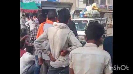 कुम्भराज: कुंभराज में खाद न मिलने से परेशान किसानों ने सड़क पर लगाया जाम, वाहनों की लगी कतारें, वीडियो वायरल