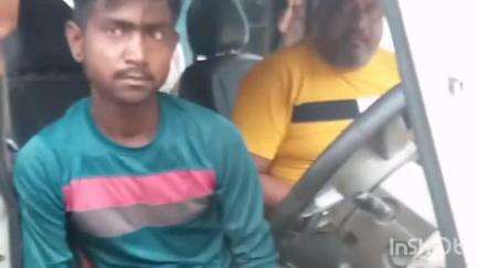 मैहर: धतूरा गांव में ग्रामीणों ने एक 4 पहिया वाहन में अवैध अंग्रेजी गोवा शराब पकड़ी
