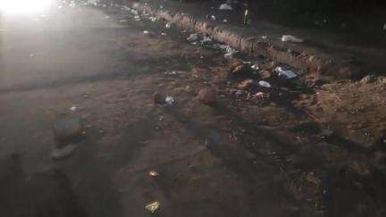 कोलार रोड भोपाल शराबियों  की गंदगी साफ  रात में नगर निगम करती हैं आबकारी अधिकारी मज़े मार रहे है