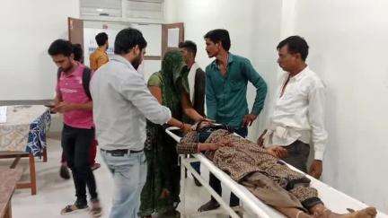 नीमच नगर: प्रतापपुरा के पास ट्रक ने सड़क पर खड़ी महिला को टक्कर मारी, गंभीर रूप से घायल महिला अस्पताल में भर्ती