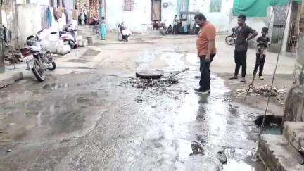 बुरहानपुर: सीवरेज और नालियां चौक होने से सड़क पर बह रहा गंदा पानी, लोगों की शिकायत पर पार्षद ने करवाई सफाई
